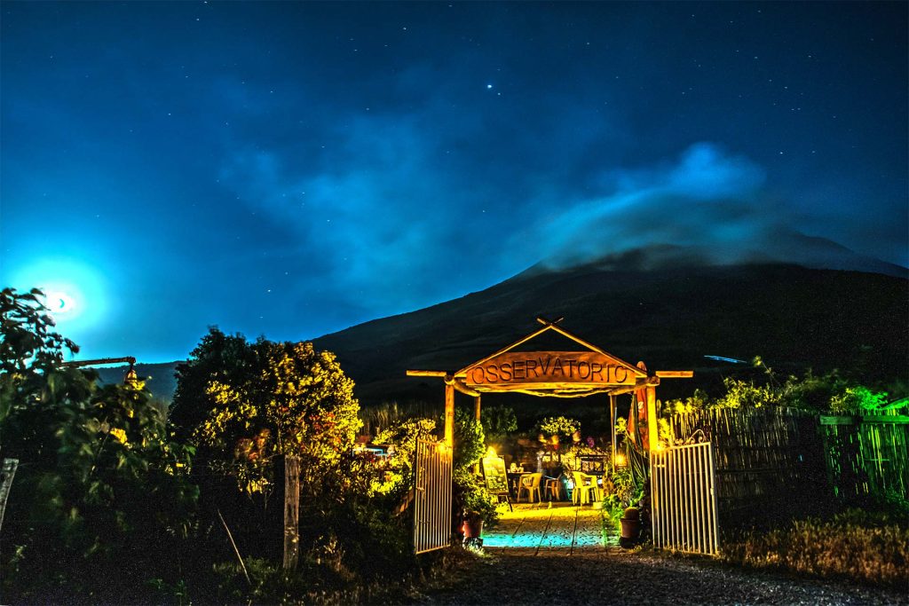 Vulkan-Fotoreise - Nachtfotografie - Blogbeitrag - Restaurant am Fuße des Stromboli